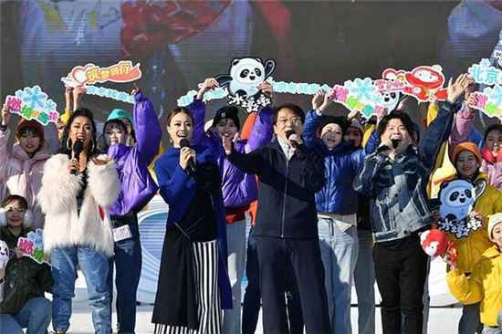 冬奥志愿者歌曲《燃烧的雪花》是由谁演唱的？