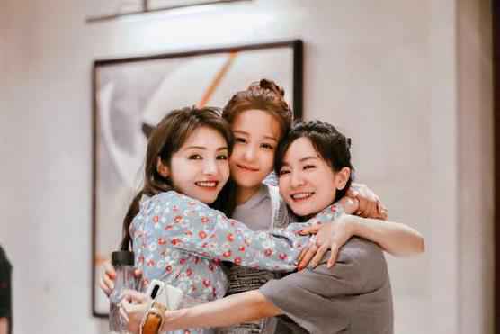 曾在节目中曝好友分手信息 麦迪娜和海陆拥抱和解