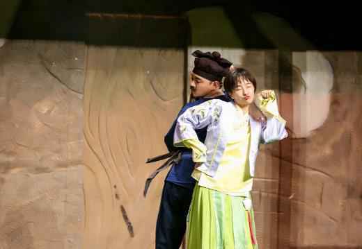 《青春同学会》韩雪发好人卡婉拒袁弘，焦俊艳长发造型演绎青蛇