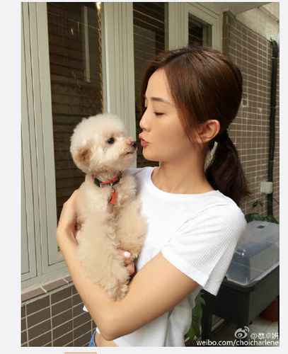 阿sa晒与爱犬合照 嘟嘴作势亲吻