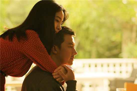 《只有芸知道》主题曲是什么？由谁演唱的？