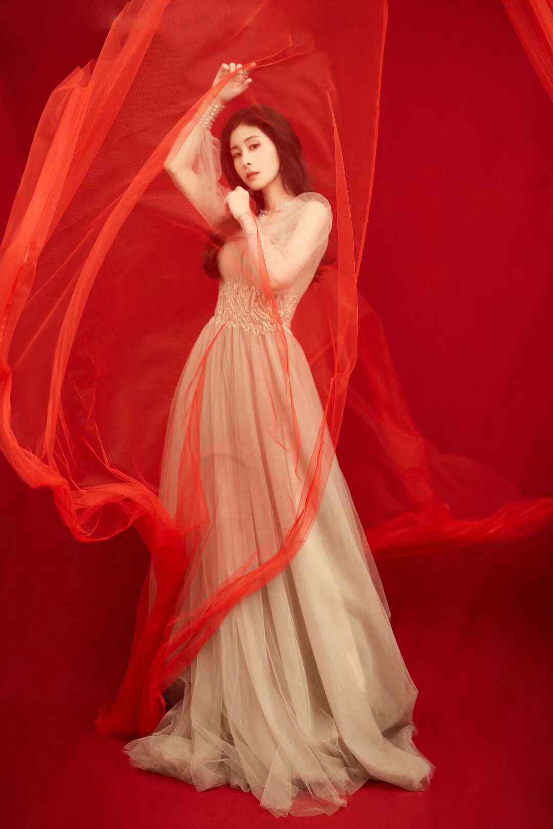 张碧晨央视国庆晚会献唱《守护》致敬生命守护者