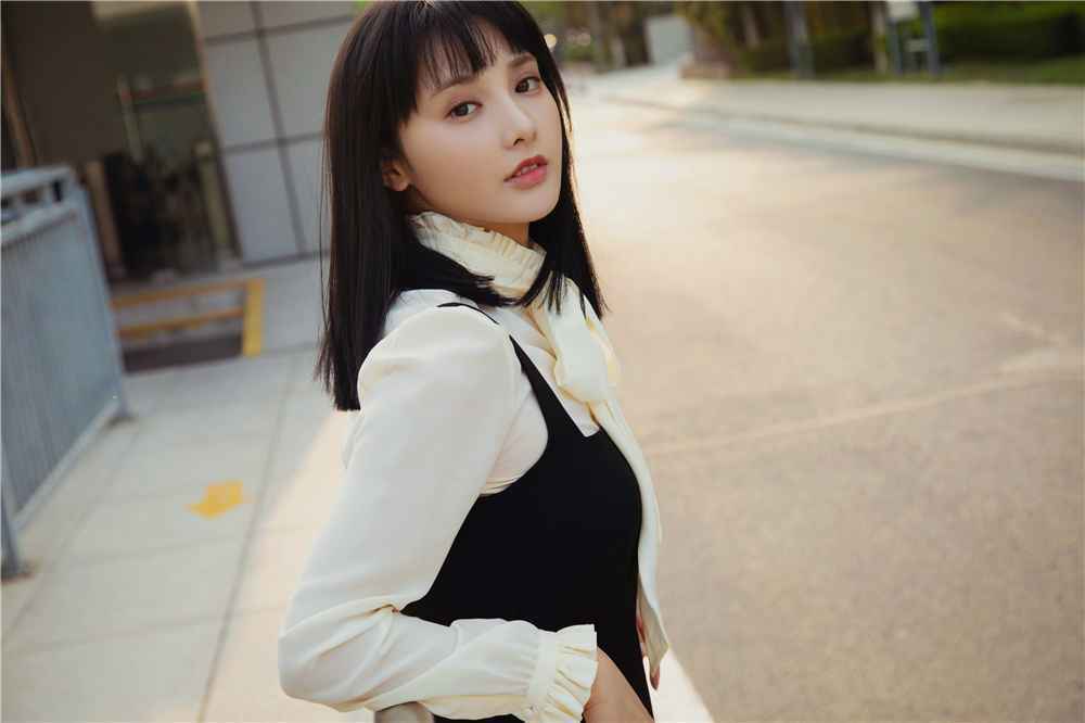 彭小苒优雅裙装亮相“春交会” 推介《理想照耀中国》备受期待