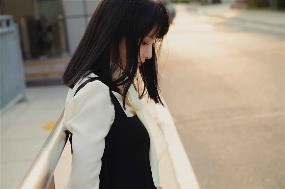 彭小苒优雅裙装亮相“春交会” 推介《理想照耀中国》备受期待