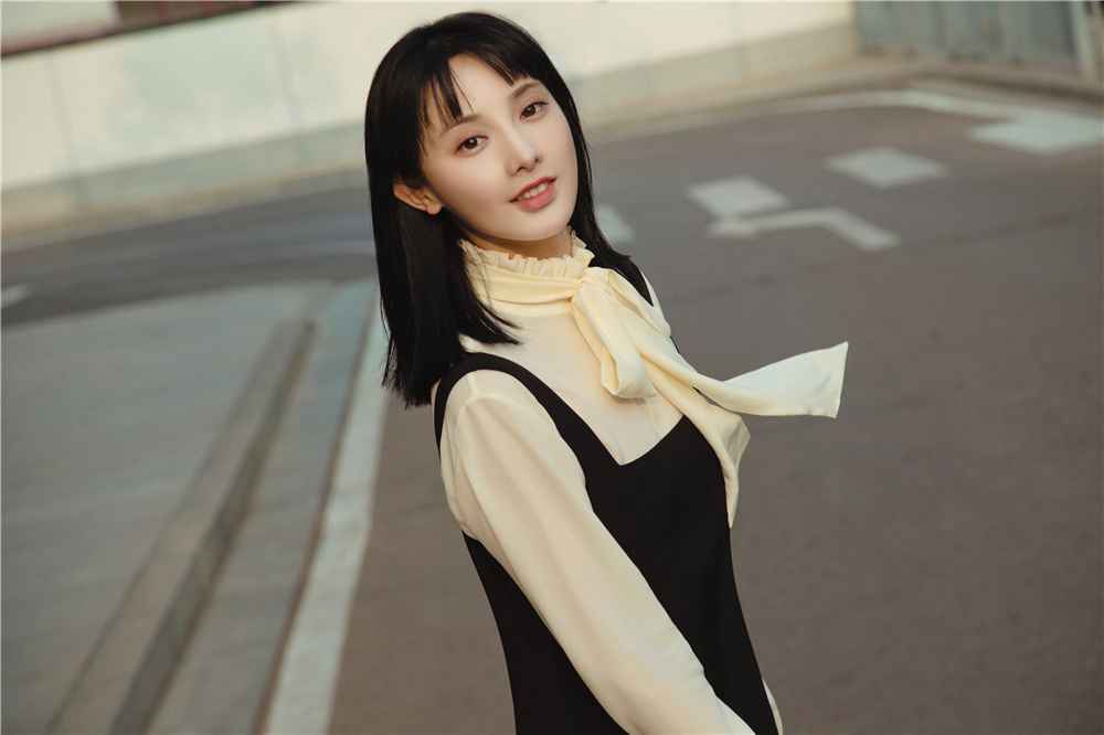 彭小苒优雅裙装亮相“春交会” 推介《理想照耀中国》备受期待