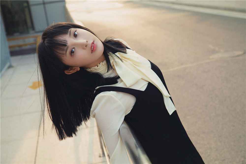 彭小苒优雅裙装亮相“春交会” 推介《理想照耀中国》备受期待