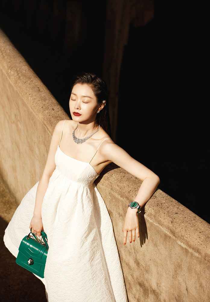 宋轶杂志封面大片释出 背头红唇尽显冷御气场