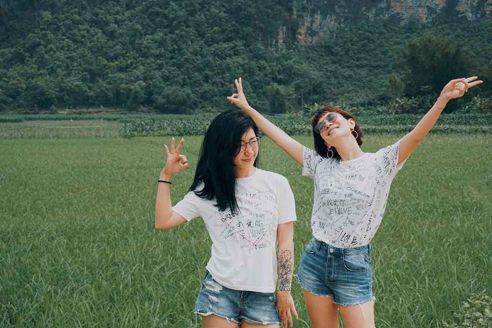 卢靖姗晒瑜伽倒立照 倡导健康运动低碳生活