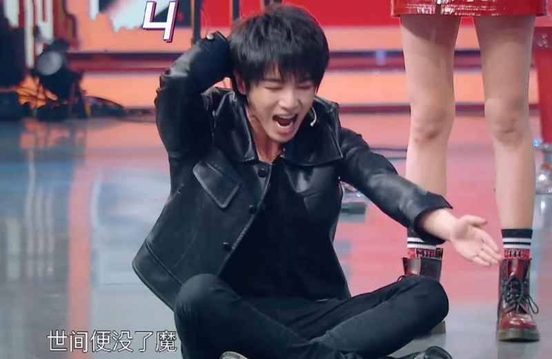 华晨宇做仰卧起坐，旁边是穿短裙的关晓彤，花花是什么反应？