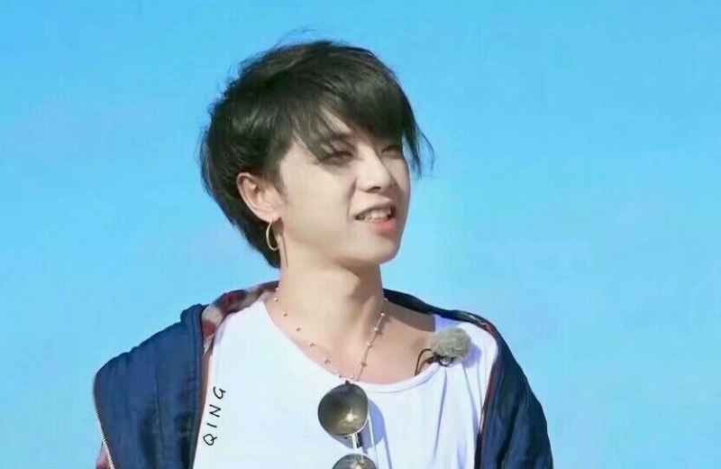 华晨宇做仰卧起坐，旁边是穿短裙的关晓彤，花花是什么反应？