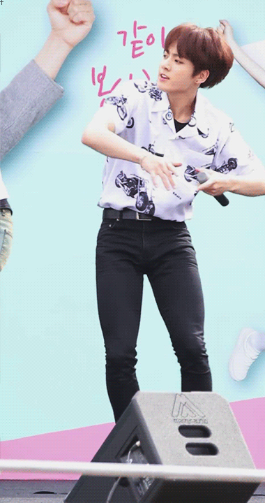 在跑弹里因为穿着短裤，不是本意的大腿露出的柾国，名品大腿再次认证！！