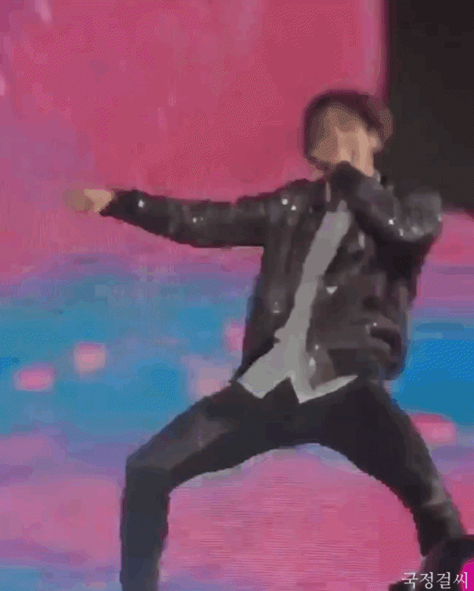 在跑弹里因为穿着短裤，不是本意的大腿露出的柾国，名品大腿再次认证！！