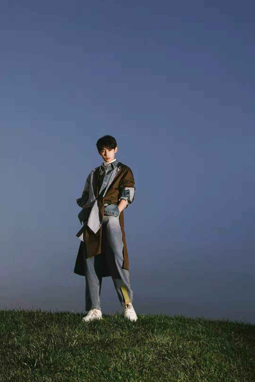 杜天宇最新时尚大片曝光 复古牛仔风尽显别样时尚