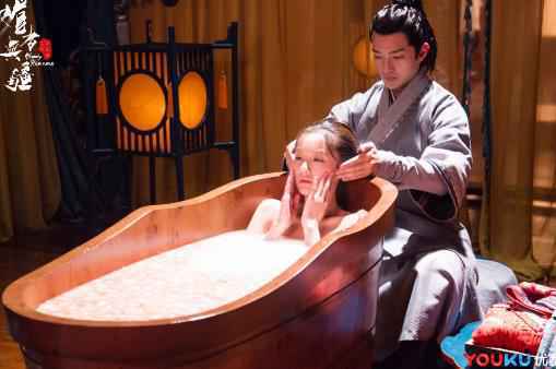 超级剧集《媚者无疆》正在热播,李一桐屈楚萧狂撒糖