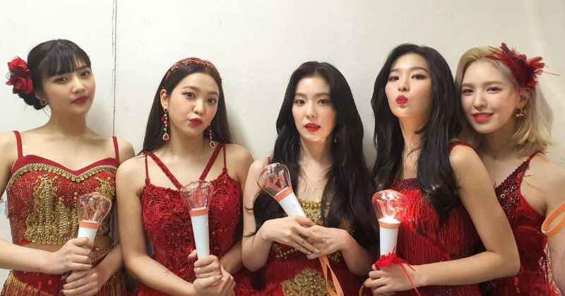 《La Rouge》画报集收录成员亲笔信 重温 Red Velvet 演唱会的点点滴滴！