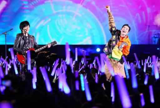 萧敬腾三度助阵上台飙唱《轧车》 笑称听五月天的歌长大