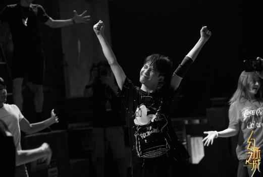 大张伟本色演绎“最幸福的病” 贾乃亮成《幻乐之城》“最忙”唱演人