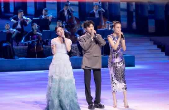 金鸡百花电影节开幕 喻越越郑棋元携手苏有朋惊艳亮相
