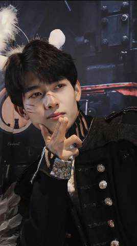 创造营学员艺术展合体 人气火爆承包热搜