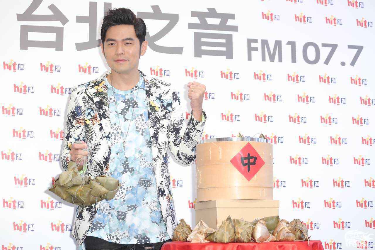 周杰伦现身Hit Fm 最新MV化身“女儿奴”