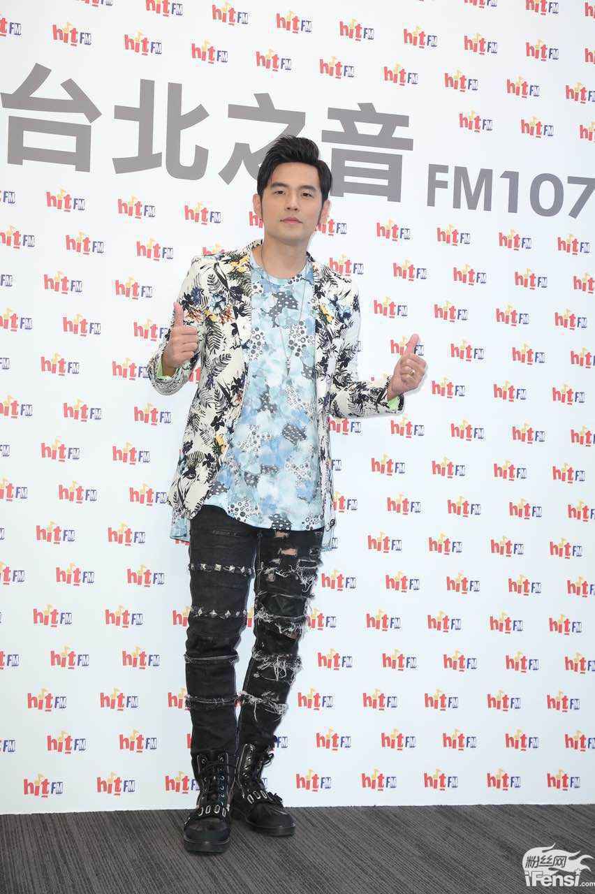 周杰伦现身Hit Fm 最新MV化身“女儿奴”