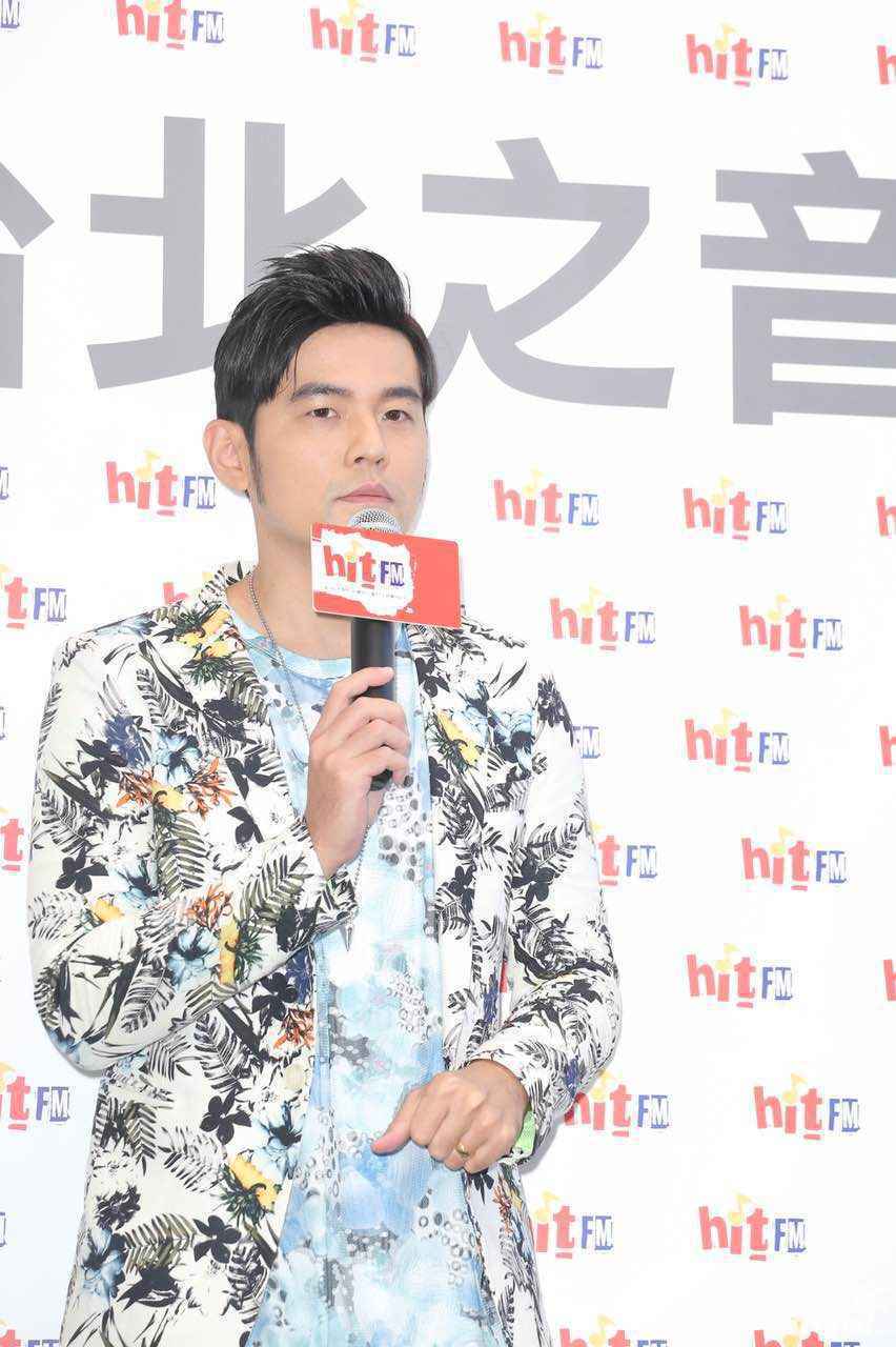 周杰伦现身Hit Fm 最新MV化身“女儿奴”