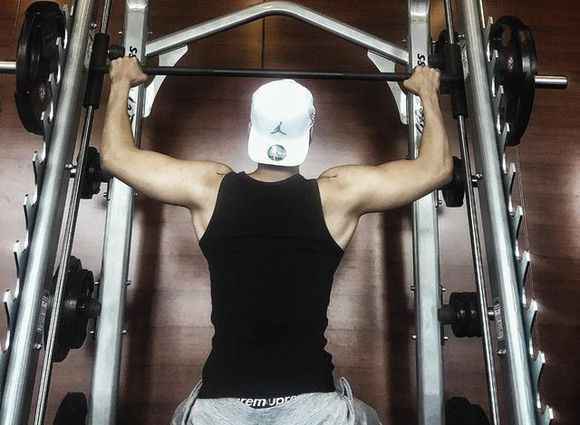 陈伟霆登ELLE封面 预售一小时销量破万