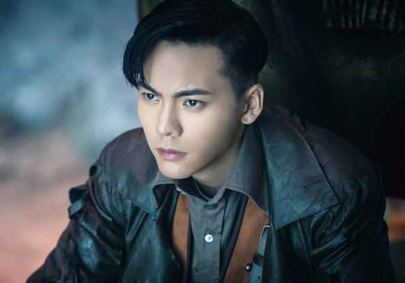 陈伟霆登ELLE封面 预售一小时销量破万