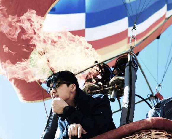 陈伟霆登ELLE封面 预售一小时销量破万