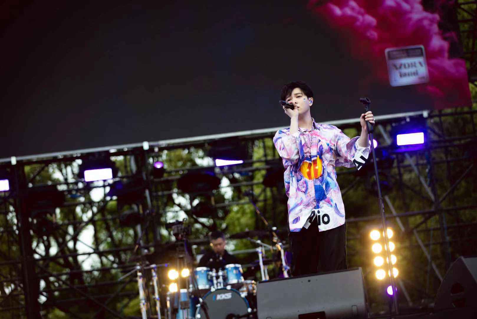 尤长靖音乐节首秀 连唱11首歌曲高音嗨翻全场