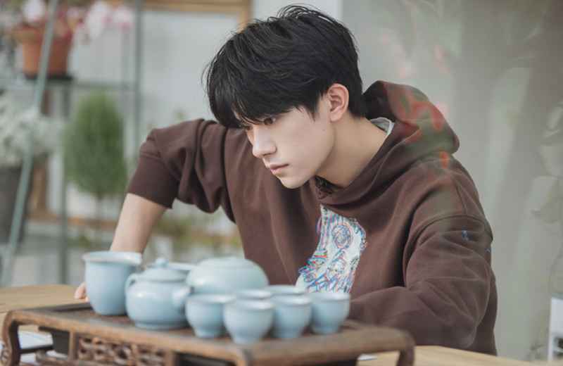 朋友请听好：千玺节目中不理会谢娜，何炅“出气”的举动亮了