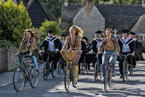 《妈妈咪呀2》发莉莉·詹姆斯特辑 直言接到角色一半是害怕