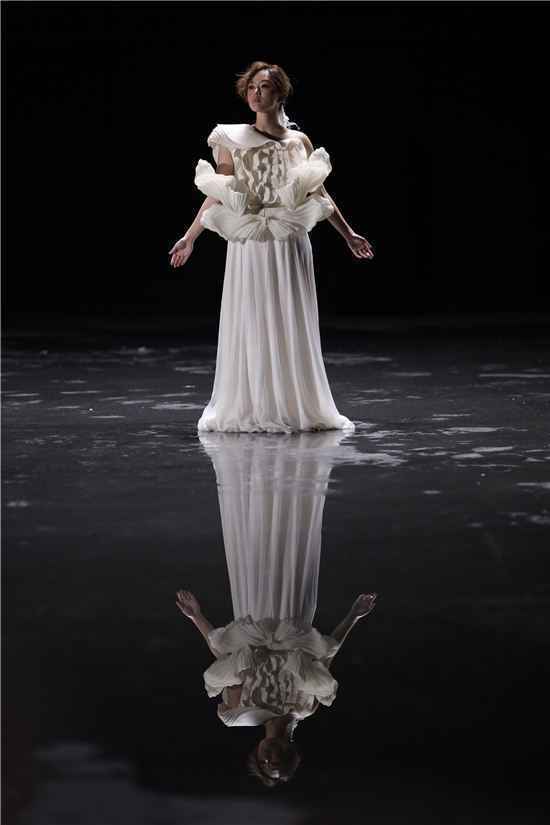 陈明憙《天使禁猎区》MV挑战高难度反转写字倒转唱歌湿身淋雨