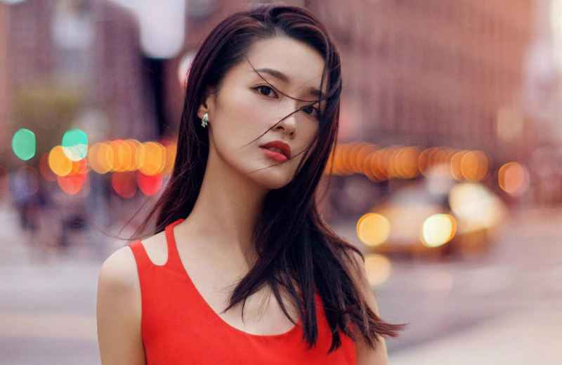 李沁节目中挽手张若昀引热度,了解真相后,网友表示艺人也不容易