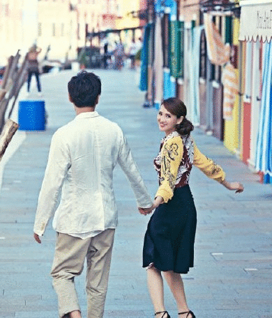 伊能静晒与秦昊牵手照：幸福是内心的平静