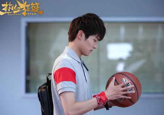 吻别！曹煜辰涂冰不舍离别 《热血狂篮》佟梦实受命成新队长