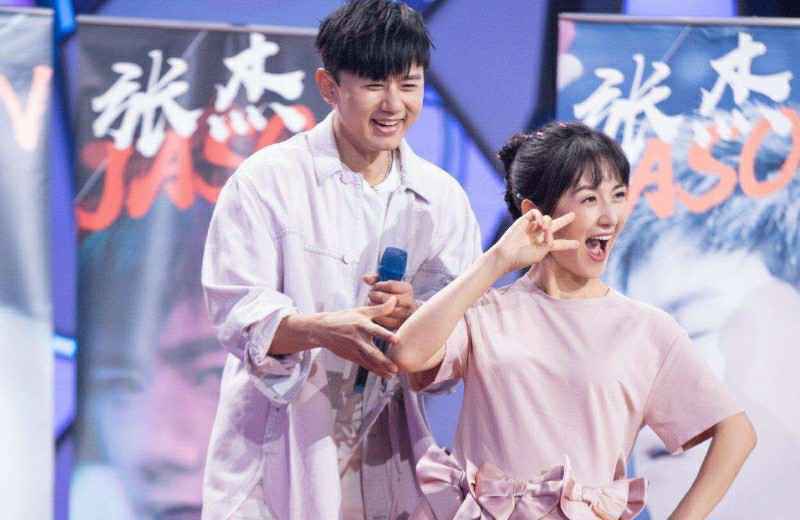 《快乐大本营》迎来最美的她，何炅发文想见你，现场气氛浪漫