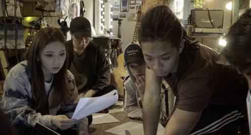 邓紫棋拍《句号》MV吃货模式上线 点赞李荣浩表支持