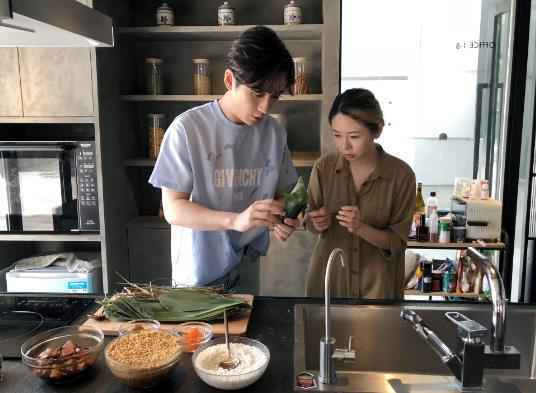 朱一龙端午直播为粉丝包粽子 暖心爱豆实力宠粉