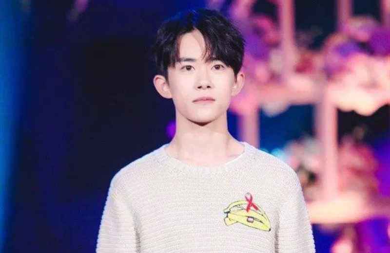 《快乐大本营》幕后花絮：千玺后台补妆，与化妆师相处十分独特