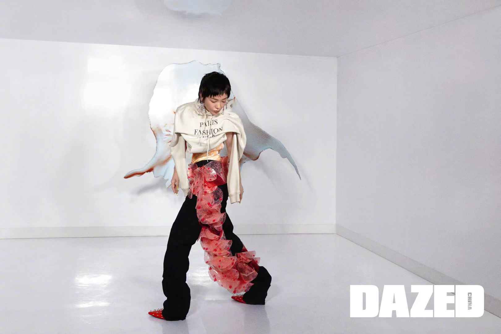 郭采洁Dazed五月封面上线 奇幻别致诠释别样氛围感