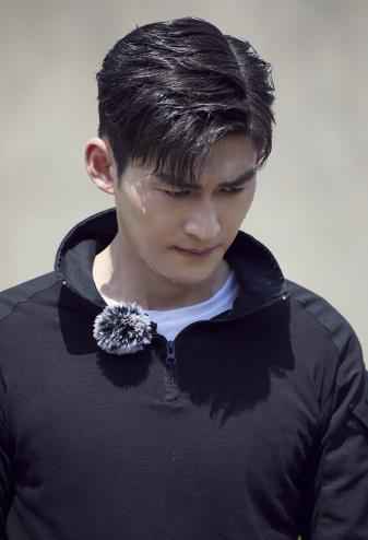 张翰头顶烈日录制《勇敢的世界》,满头大汗引热议