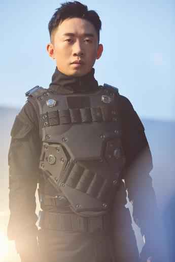 张翰头顶烈日录制《勇敢的世界》,满头大汗引热议