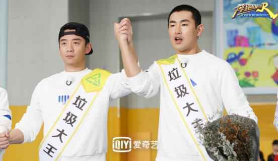 王彦霖炫耀白宇脸基尼惹朱亚文吃醋 爱奇艺《奔跑吧》再现铁门槛
