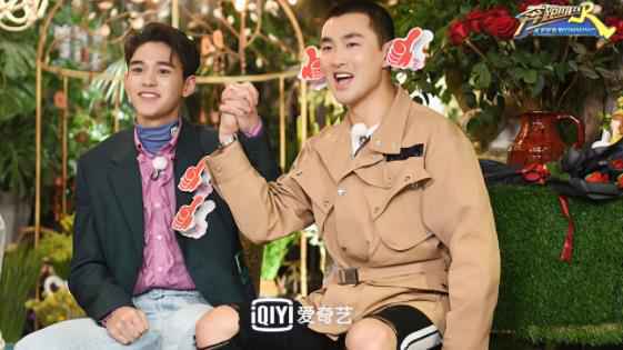 王彦霖炫耀白宇脸基尼惹朱亚文吃醋 爱奇艺《奔跑吧》再现铁门槛