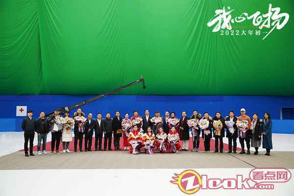 电影台前幕后匠心制作献礼冬奥 电影《我心飞扬》全员杀青!孟美岐夏雨师徒备战冬奥诚献春节