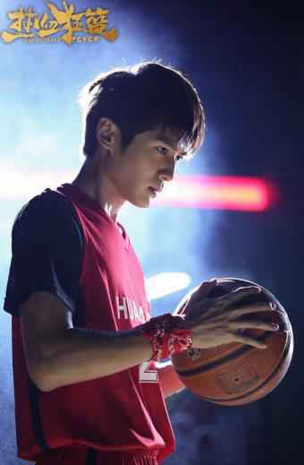 高甜预警！《热血狂篮》小哥哥佟梦实，与邢菲墙头甜蜜kiss!