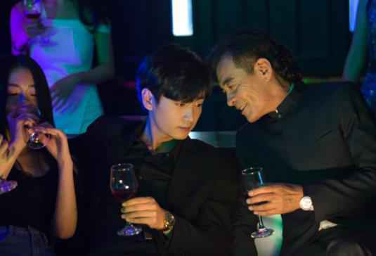 陈晓剧中双面卧底上演戏中戏 收视屡屡双台破一热度不断