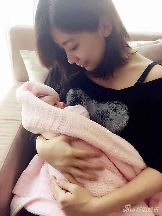 贾静雯爱女眼鼻像妈嘴像爸 双方已登记