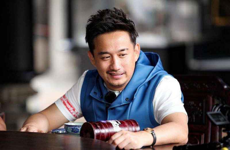 包烧鸡脚筋洒了？何老师忙安慰张婧仪，黄磊的做法获怒赞